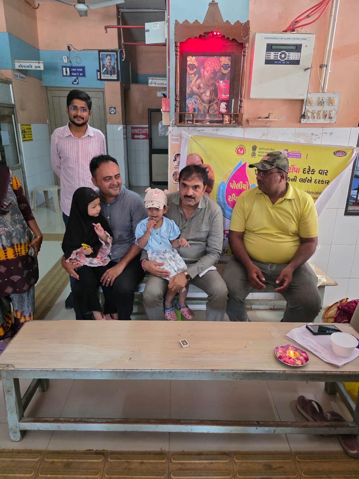 કોડીનારમાં પલ્સ પોલિયો અભિયાન દરમિયાન બાળકોને પોલિયોની રસી અપાતી તસવીર